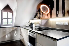 Frigorifero, microonde, forno, piano cottura