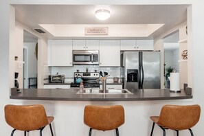 Frigorífico, microondas, horno y placa de cocina