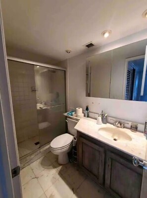 Jabón y papel de baño 