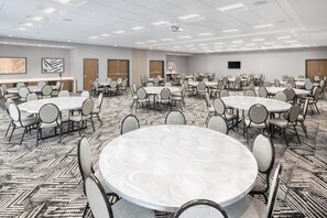 A large conference room with multiple round tables and chairs, a projector, and a flat-screen TV on the wall. - Hyatt Place Munster (Munster)