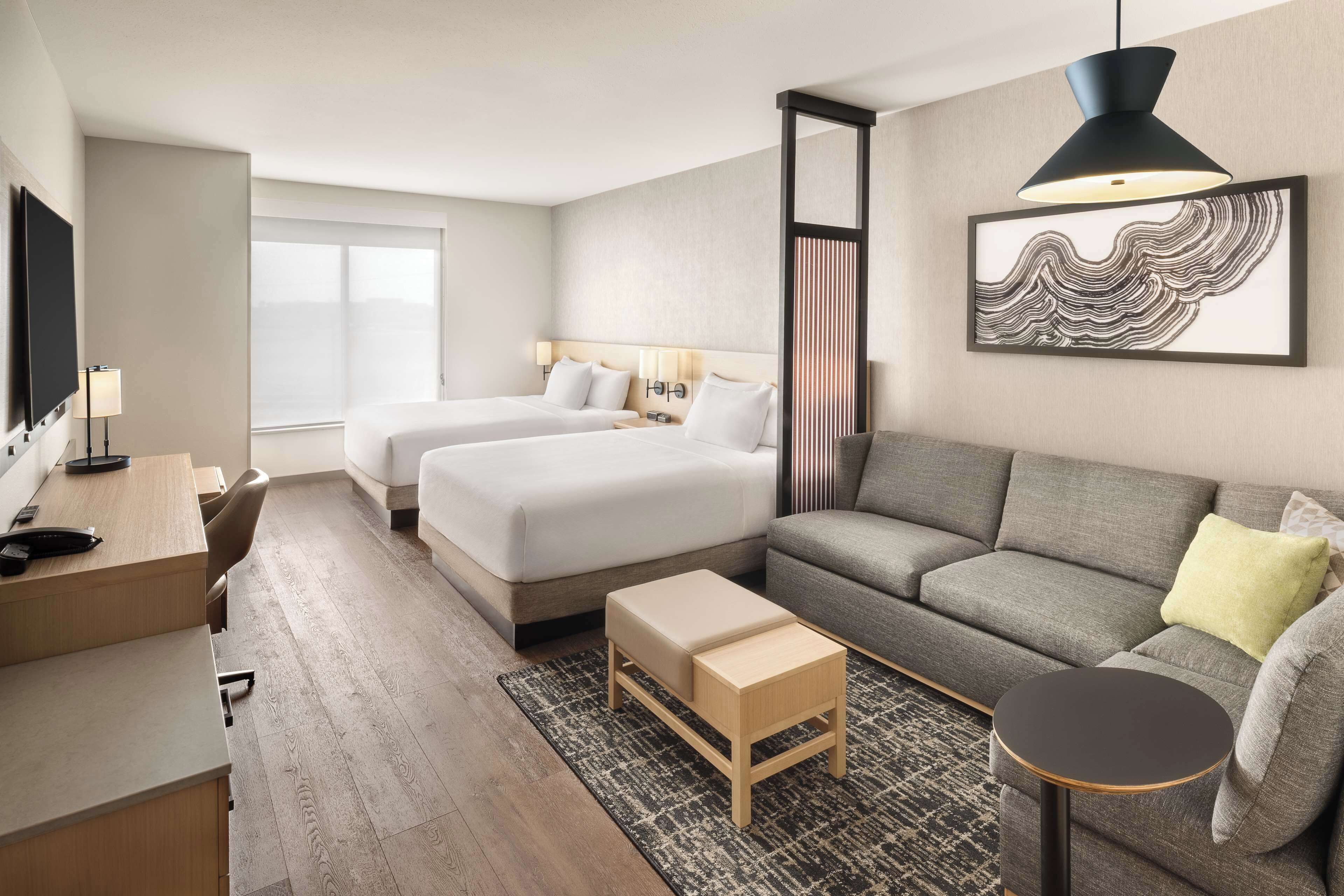 Una cassaforte in camera, una scrivania, postazione laptop