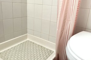 Shower, towels - SE012 - Senigallia, seafront studio flat in the Piramidi residence (Senigallia)