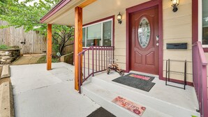 A house with a red door, a wooden porch, and a mailbox. - Eureka Springs Rental - Walk to Downtown! (Eureka Springs)
