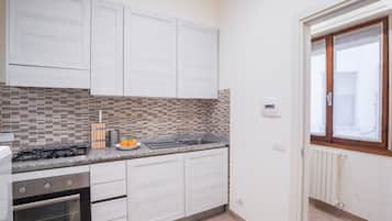 KĂŒhlschrank, Mikrowelle, Ofen, Herdplatte