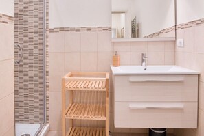Shower, hair dryer, bidet, towels - Federighi apartment in Florence by Mmega (Firenze)