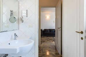تجهيزات دش، مجففات شعر، مراحيض شطف، مناشف