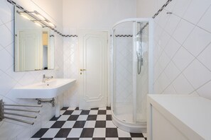Een douche, een haardroger, een bidet, handdoeken