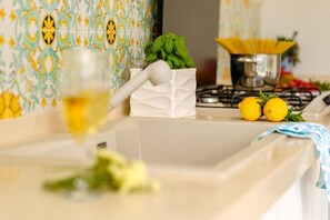 Mikrowelle, Ofen, Geschirrspüler, Wasserkocher mit Kaffee-/Teezubehör