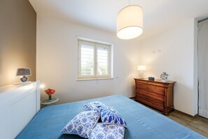 2 bedrooms, desk, WiFi, bed sheets