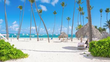 Plage, chaises longues, serviettes de plage