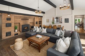 Smart TV, fireplace, foosball, books - Storybook Farmhouse Estate (Woodinville)