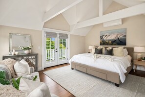 7 bedrooms, desk, iron/ironing board, travel cot