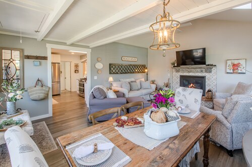 Charming Cannon Beach Cottage, Walk to Beach & Downtown, Cozy Fireplace, Expansive Deck