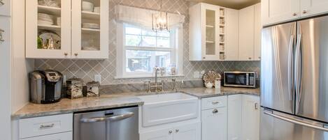 ثلاجة، ميكروويف، فرن، موقد طهي مسطح