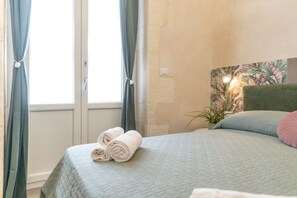 1 chambre, bureau, fer et planche à repasser, accès Internet