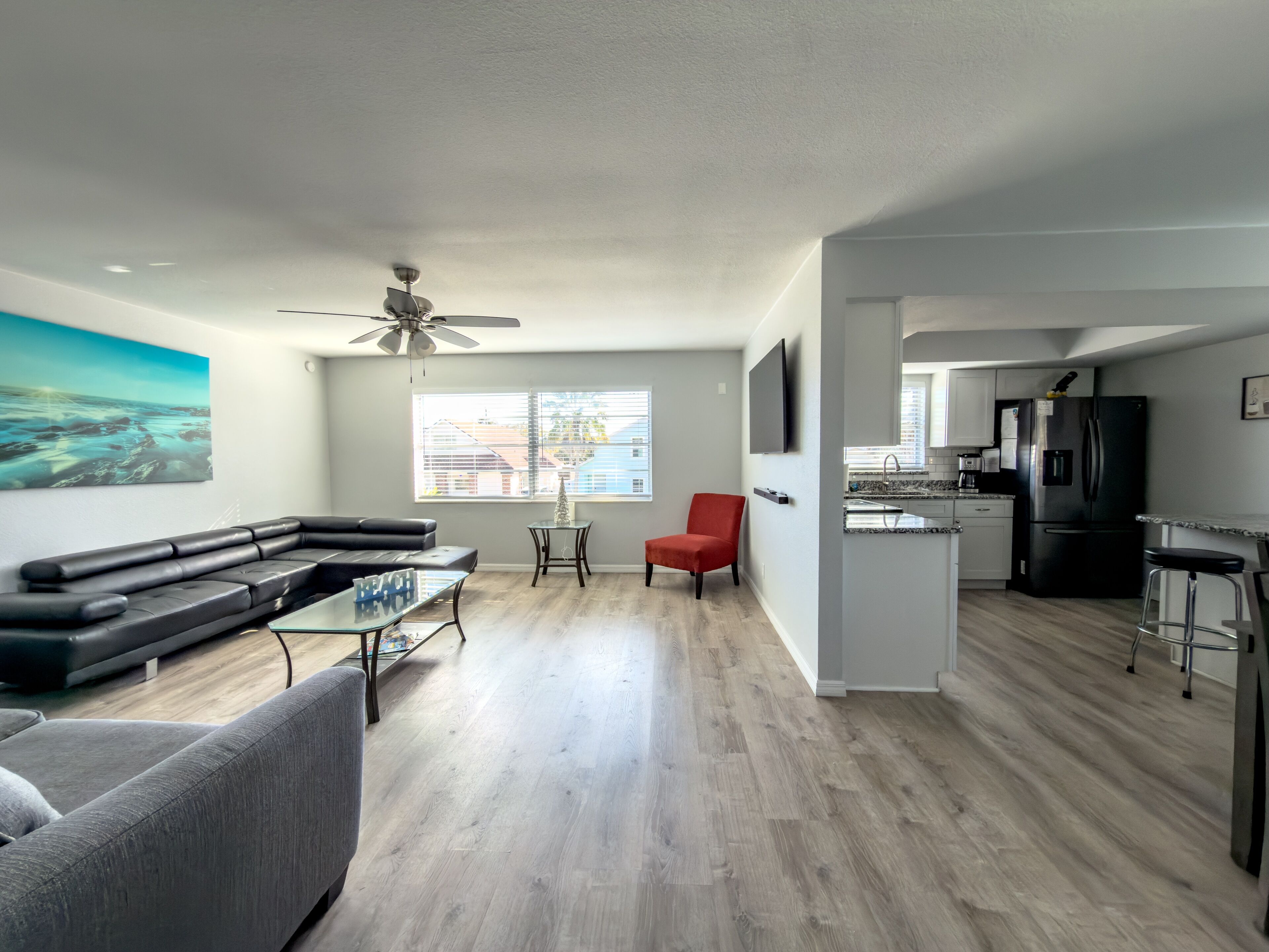 Um apartamento moderno com sala de estar, cozinha e área de jantar.