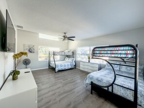 4 habitaciones, tabla de planchar con plancha, wifi y ropa de cama 