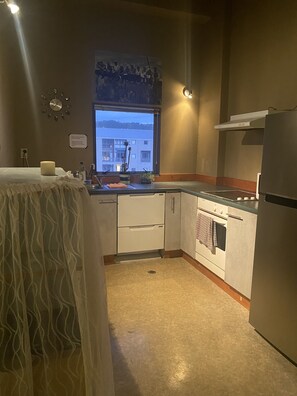 Oven, dining tables - Wellington’s coolest city Cuba Street- 2 Private Rooms  (Wellington)