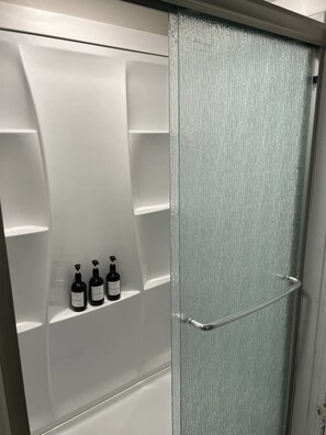 Douche, séchoir à cheveux, serviettes fournies, savon