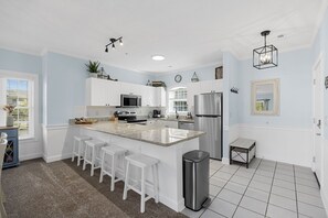 冷蔵庫、電子レンジ、オーブン、コンロ