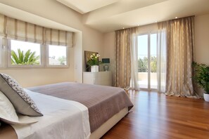 3 bedrooms, in-room safe, desk, iron/ironing board - Contemporary luxury villa with eclectic design a few steps away from Varkiza bay (Vari)