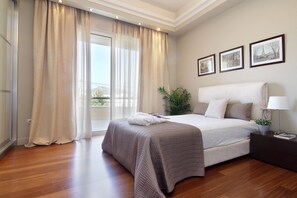 3 bedrooms, in-room safe, desk, iron/ironing board