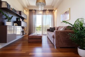 Smart TV, books, music library, stereo - Contemporary luxury villa with eclectic design a few steps away from Varkiza bay (Vari)