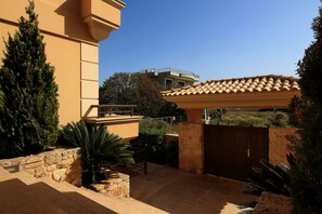 Property grounds - Contemporary luxury villa with eclectic design a few steps away from Varkiza bay (Vari)