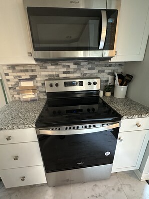 Geladeira, micro-ondas, fogão, cooktop