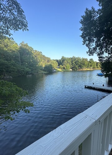 The Cove at Lake Houser-lakefront home, large deck, fishing/kayak/paddle board