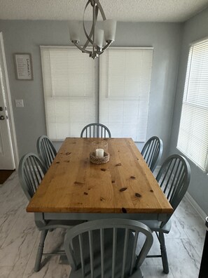 Dining - The Cove at Lake Houser-lakefront home, large deck, fishing/kayak/paddle board (Mooresboro)