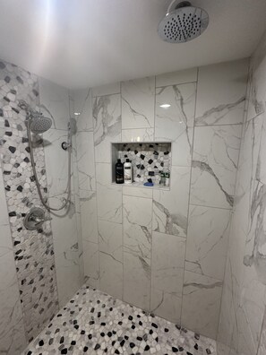 Regadera, secadora de cabello, toallas, papel de baño
