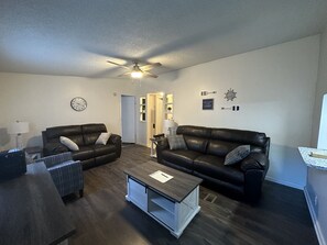 Smart TV, fireplace, DVD player, books - The Cove at Lake Houser-lakefront home, large deck, fishing/kayak/paddle board (Mooresboro)
