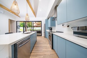 Frigorifero, microonde, forno, piano cottura