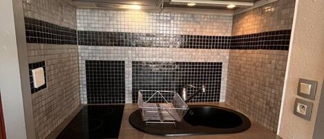 Réfrigérateur, four à micro-ondes, un four, surface de cuisson