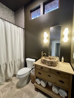 吹风机、毛巾、肥皂、洗发水