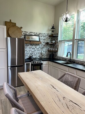 Geladeira, micro-ondas, fogão, cooktop