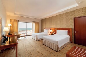 Minibar, in-room safe, desk, blackout drapes - Holiday Inn Suites Kuwait by IHG (Salmiya)