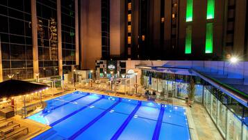 Utomhuspool, parasoller och solstolar