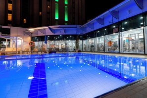 Outdoor pool, pool umbrellas, sun loungers