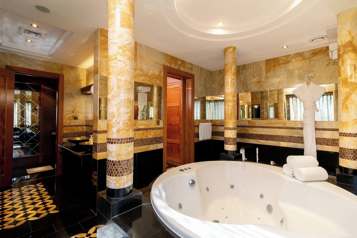 Suite, 2 Bedrooms, Club Lounge Access, Sea View (Jetted Tub) | Minibar, in-room safe, desk, blackout drapes
