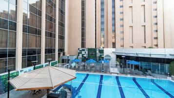 Piscina all'aperto, ombrelloni da piscina, lettini