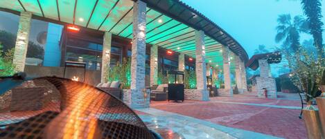 6 restaurants, breakfast, lunch, dinner served; Mediterranean cuisine