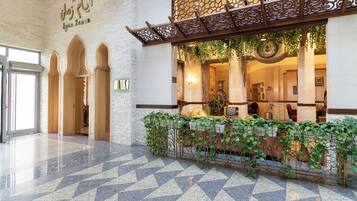 6 restaurants; breakfast, lunch, dinner, and brunch served