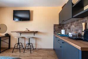 Comfort-huoneisto | Yksityinen keittiö | Minijääkaappi, mikroaaltouuni, liesi, espressokone