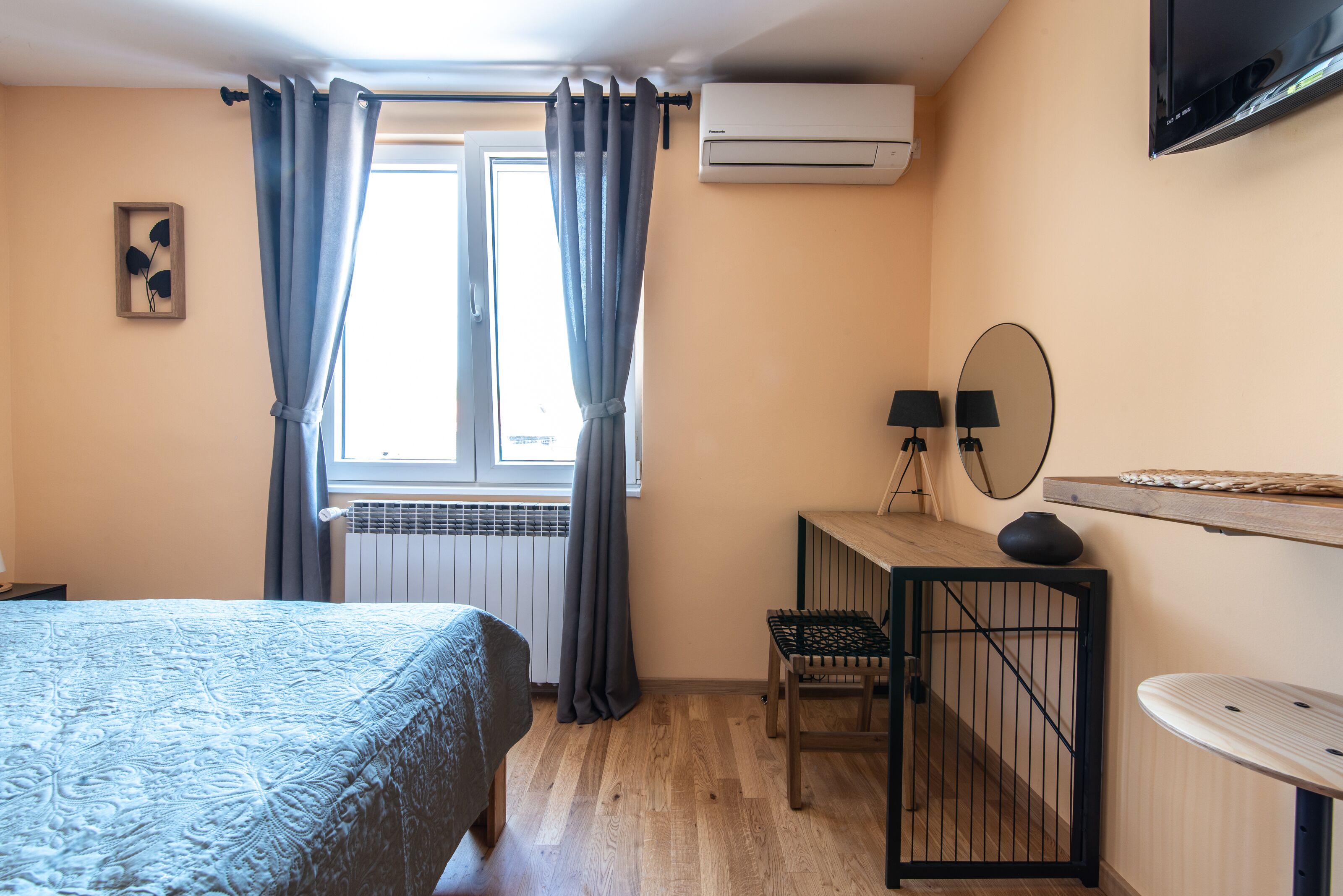 컴포트 아파트 | 거실 공간 | 케이블 채널 시청이 가능한 43인치 평면 TV, TV