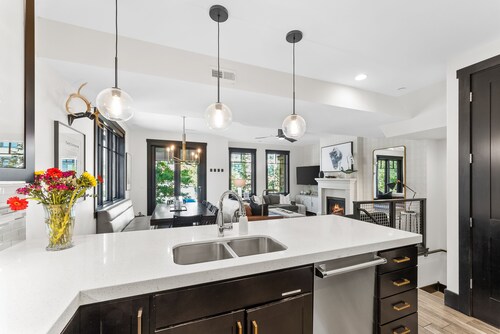 Experience mountain views at Blackstone Escape, a spacious 3BR townhouse in Park City.