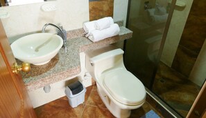 Douche, serviettes fournies, savon, shampooing