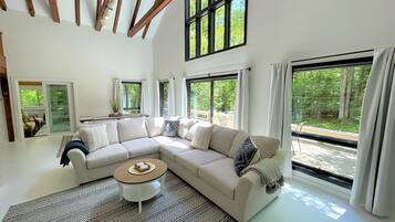 Televisión y chimenea