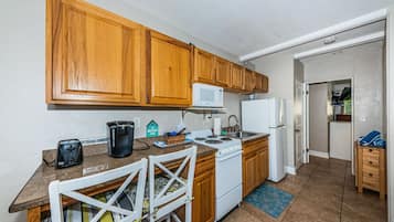 Een koelkast, een microgolfoven, een oven, een kookplaat